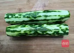 Illustration of how to make cold wolfberry and cucumber 1