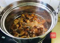 Illustration of how to make braised pork and tofu in a casserole 9