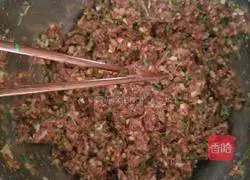 Illustration of how to make celery, bean sprouts and beef dumplings 5