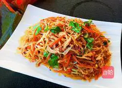 Illustration of how to make cold shredded chicken and bean sprouts 11