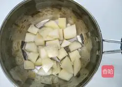 Illustration of how to make kumquat, snow pear and lily soup 4