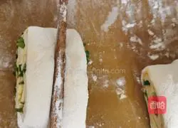 Illustration of how to make green onion rolls 9