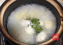 Illustration of how to make vine pepper clear soup noodles 4