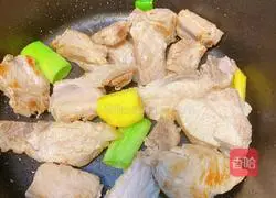 Illustration of how to make pork ribs, yam and carrot soup 5