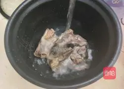 Illustration of how to make radish and beef bone soup 2