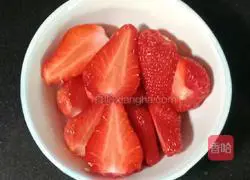 Strawberry Banana Milkshake Recipe Illustration 2