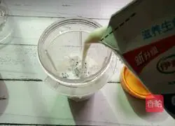 Illustration of how to make dragon fruit milkshake 5