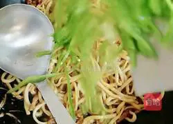 Illustration of how to make fried noodles with spicy pepper and shredded pork 7