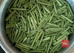 Illustration of how to make steamed beans and noodles 4