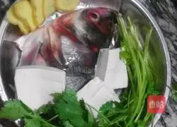 Illustration of how to make coriander fish head and tofu soup 1