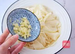 Illustration of how to make dumpling skin with oily noodles 8