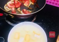 Illustration of how to make tomato shredded pork noodles 6