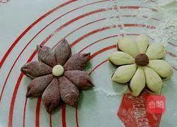 Illustration of how to make flower steamed buns 14