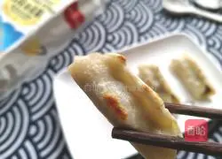 Illustration of how to make pork stuffed pot stickers 11
