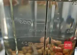 Illustration of how to make peanut thick soy milk 4