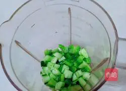 Illustration of how to make bitter melon and cucumber juice 5