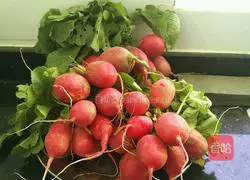 Illustration of how to make cherry radish salad 1