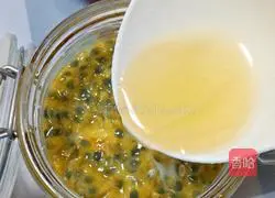 Illustration of how to make lemon passion fruit honey water 15