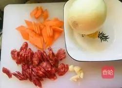 Illustration of how to make fried sausage with onions and carrots 1