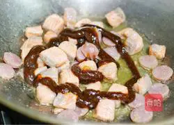 Illustration of how to make black pepper salmon pasta 12