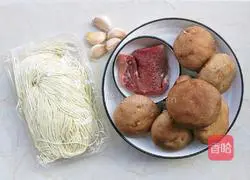Illustration of how to make mushroom and meat sauce noodles 1