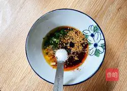 Illustration of how to make spicy and sour cold noodles 8