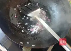 Illustration of how to make beef and tomato pasta 1