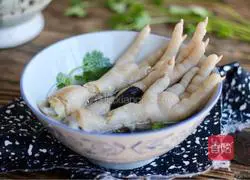 Illustration of how to make chicken feet in clear soup 13