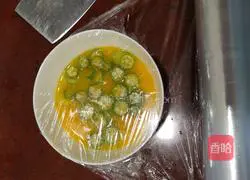 Illustration of how to make steamed okra eggs 8