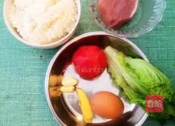 Illustration of how to make tomato and egg fried rice 1