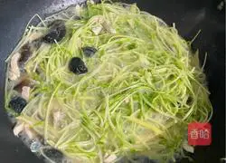 Illustration of how to cook bean sprouts in soup 6