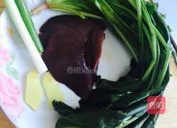 Illustration of how to make pork liver and spinach soup 1