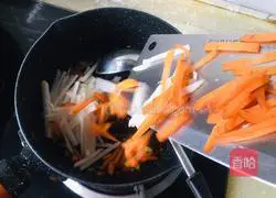 Illustration of how to make radish pulp on the water surface 6