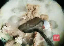 Illustration of how to make carrot and lotus root slices bone soup 3