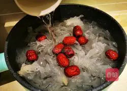 Illustration of how to make Tremella and red dates soup 5