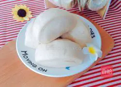 Illustration of how to cut steamed buns with milk knife 12