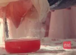 Illustration of how to make strawberry wine 4