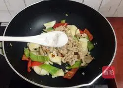 Illustration of how to make fried pork slices with king oyster mushrooms 16