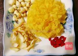 Illustration of how to make lotus seed, lily and white fungus soup 1