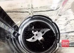 Illustration of how to make black bean and black sesame paste (wall-breaking machine version) 3