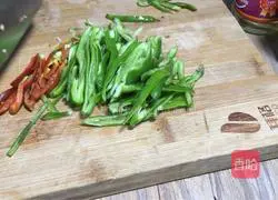 Illustration of how to make green pepper and egg mixed with kelp noodles 3