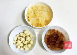 Illustration of how to make peach gum, white fungus and pineapple sweet soup 1