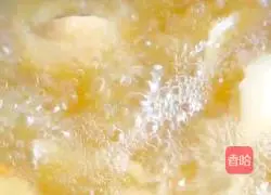 Illustration of how to make bamboo shoots and coconut chicken soup 9