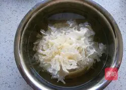 Illustration of how to make red dates and longan soup with double ears 2