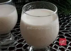 Illustration of how to make banana milkshake 5