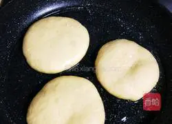Illustration of how to make milk-flavored cornmeal pancakes (coarse grains) 13