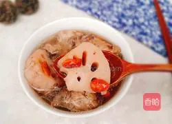Illustration of how to make wolfberry and lotus root pork ribs soup 13