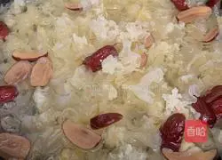 Illustration of how to make rock sugar lotus seeds and snow fungus syrup 5