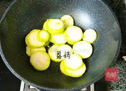 Relieve summer heat, diuretic and supplement zinc Illustration of how to make soup 4