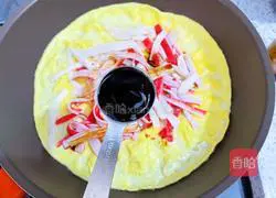 Illustration of how to make scrambled eggs with crab sticks 10